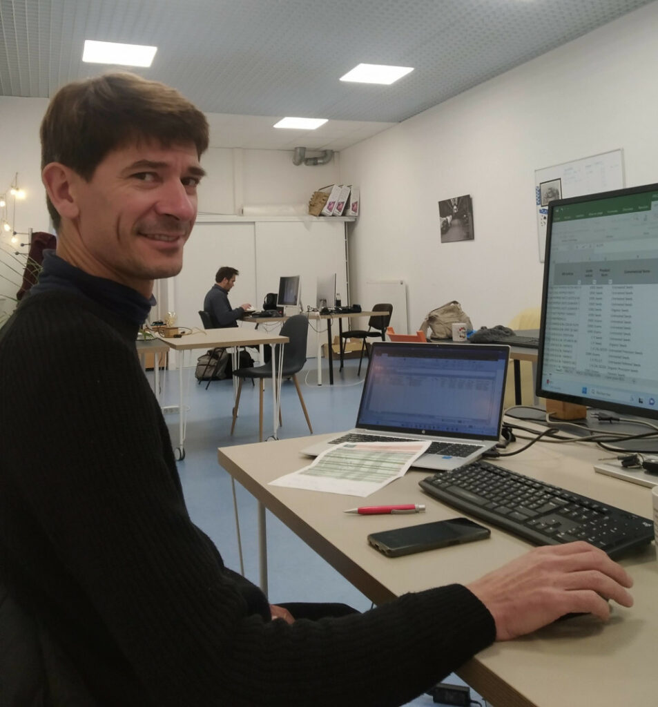 Emmanuel Guay dans l'espace de coworking de La Cantine