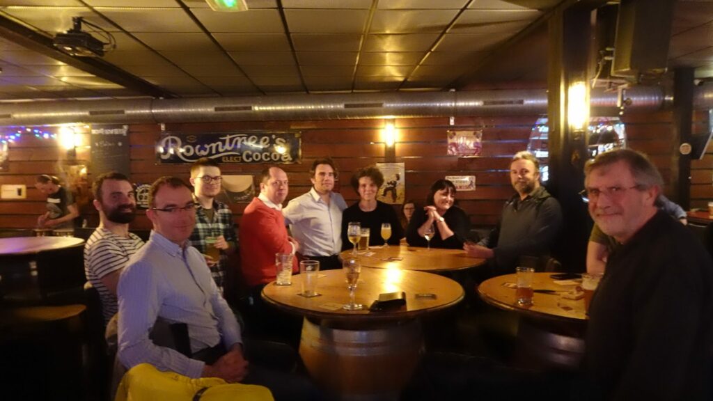 Groupe de personnes buvant un verre au bar