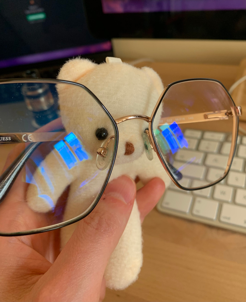 ours peluche avec des lunettes devant un clavier